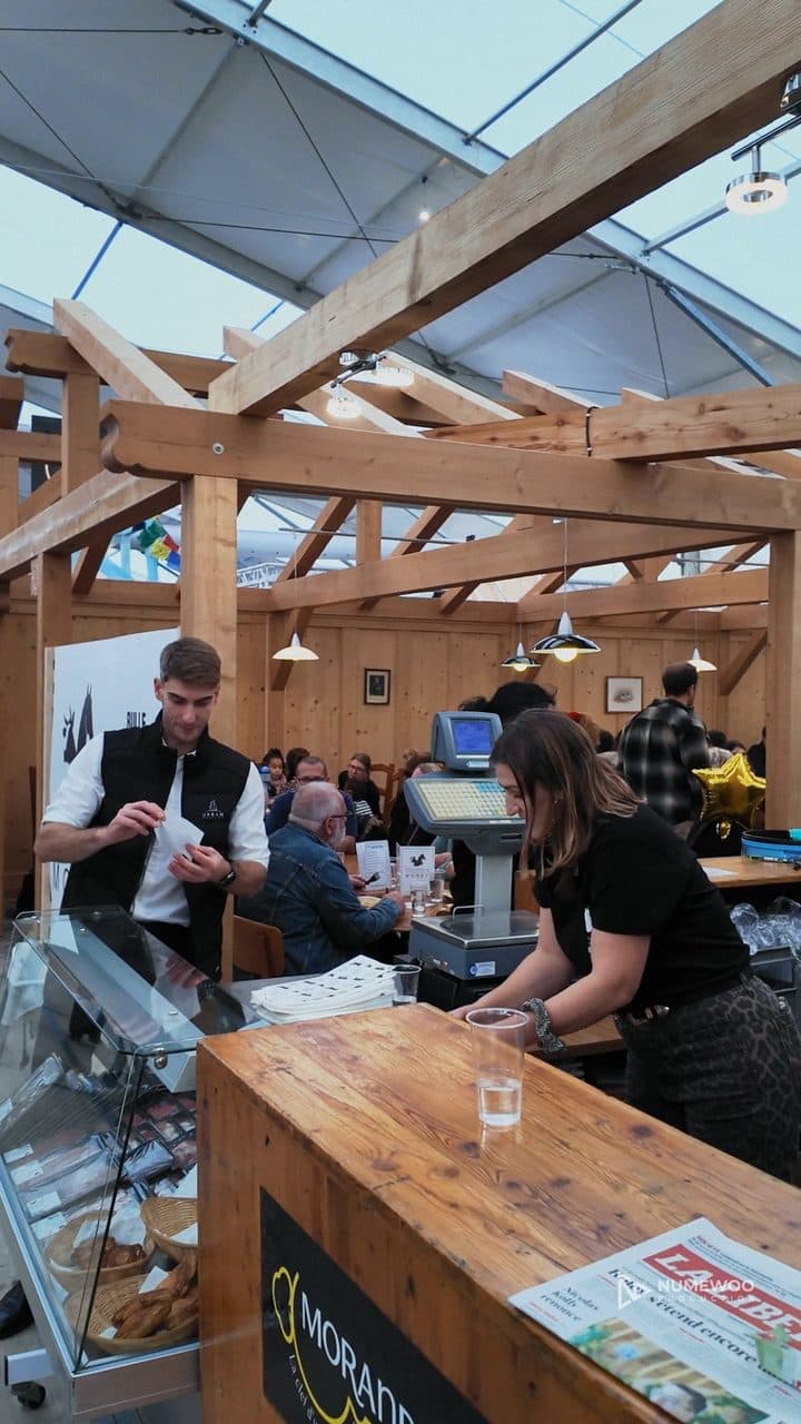 L'équipe de la Boucherie Moret au comptoir, sous la charpente en bois de son stand au Comptoir gruérien