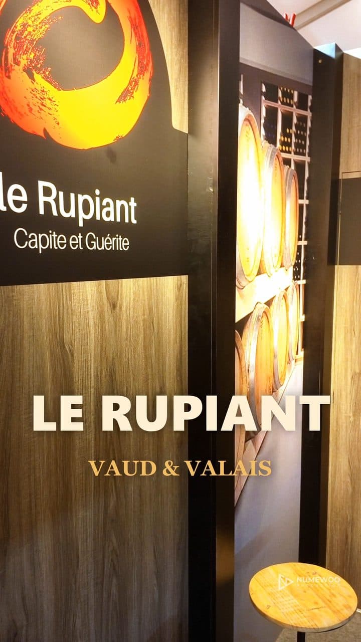 Le stand du Rupiant à l'Expo de Coss, avec des visiteurs au comptoir de dégustation