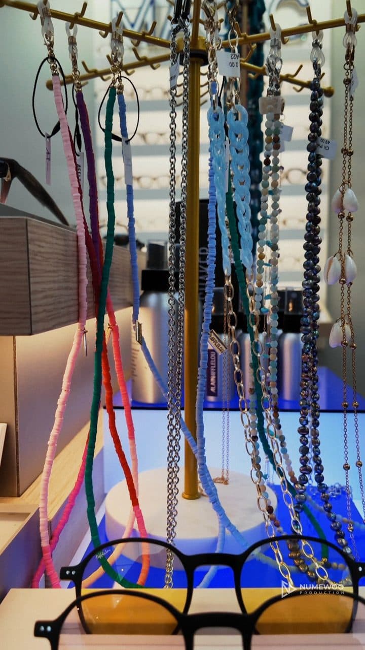 Montures de lunettes et clips solaires teintés en rose et en bleu, sur le stand d'Alain Afflelou Bulle au Comptoir gruérien