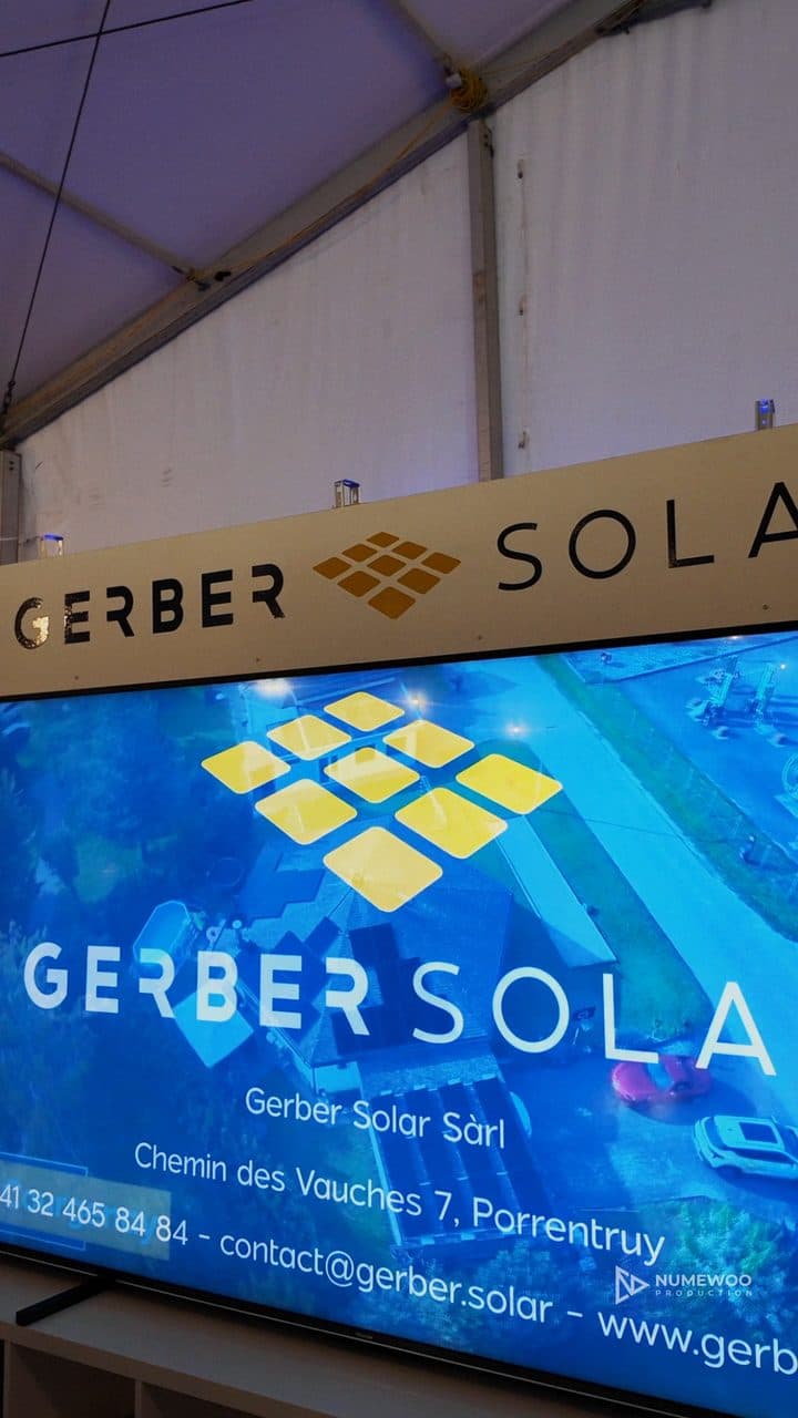 Maquette de toiture avec batterie et borne de recharge, sur le stand de Gerber Solar à la Foire du Jura